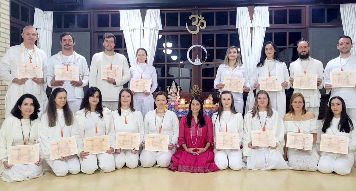 Formandos com certificados em noite de formatura no ashram