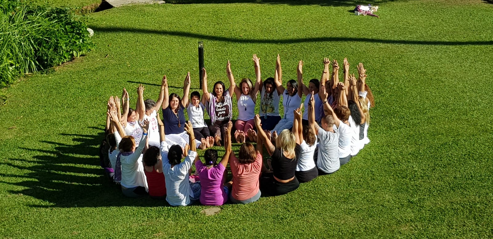Círculo de meditação e estudo no gramado do ashram
