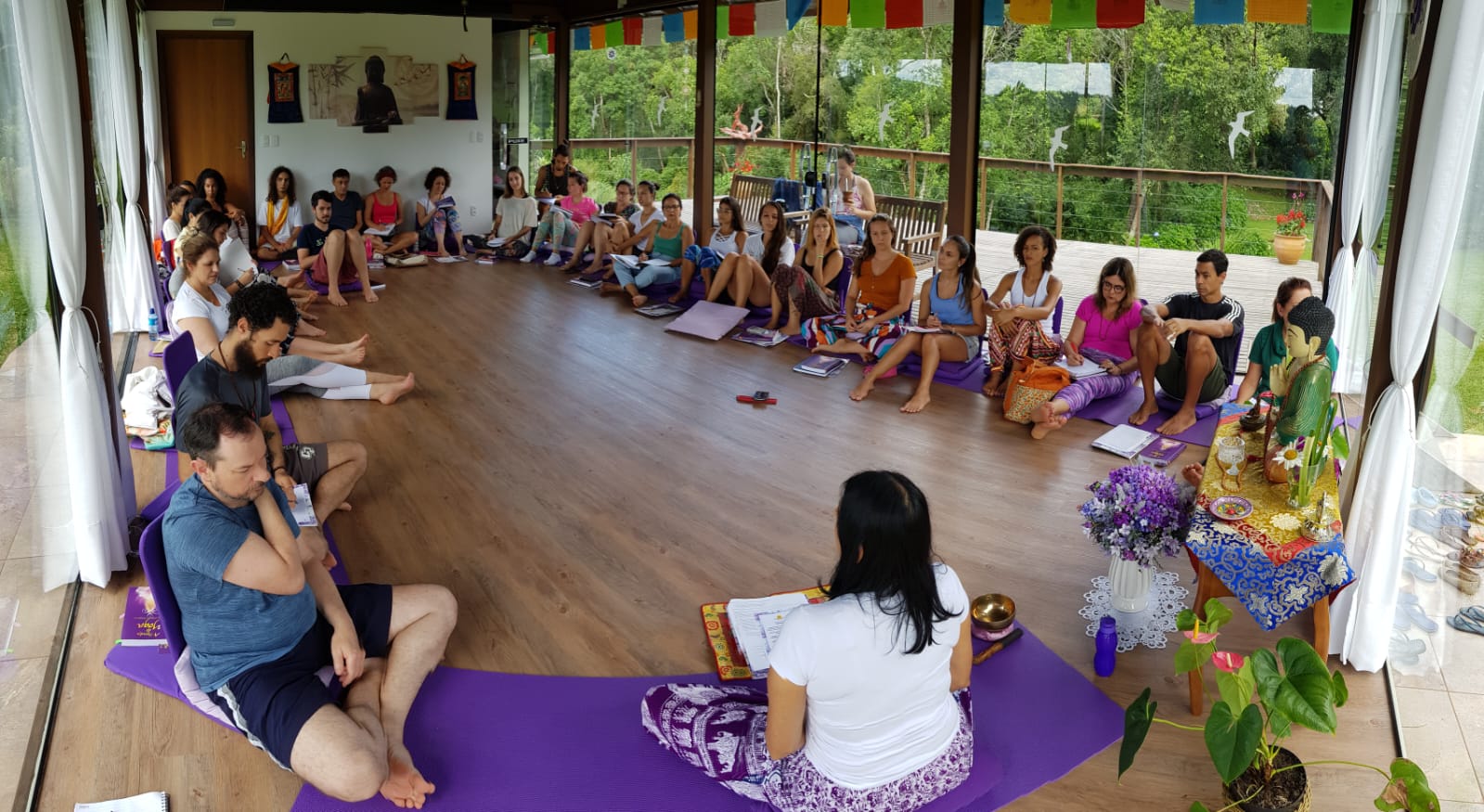 Aula teórica em varanda com vista para a natureza do ashram