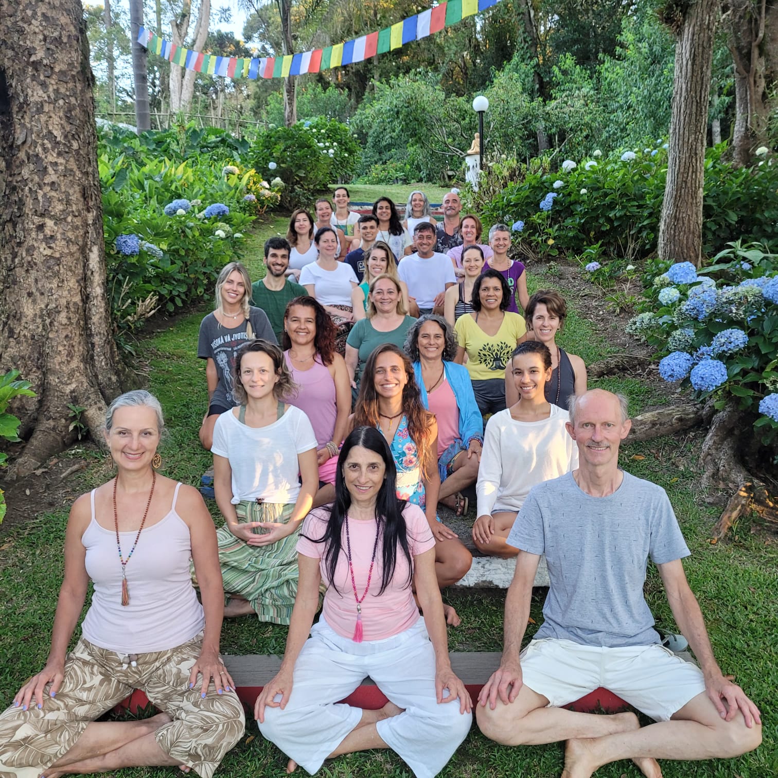 Turma reunida em meditação no jardim do Chacarānanda Ashram