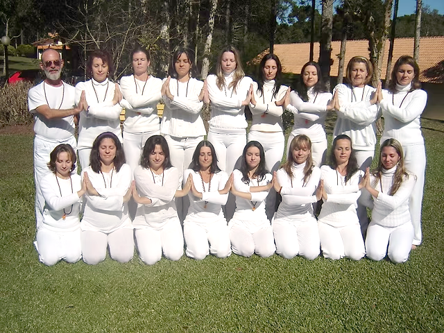 Formandos em Namaste no jardim do Chacarānanda Ashram